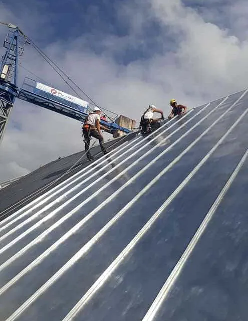 operarios trabajando en tejado